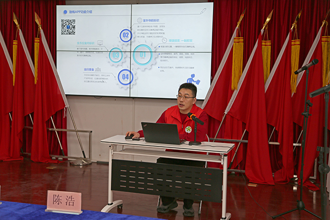图为综合中心专业技术人员讲解数字助残系统