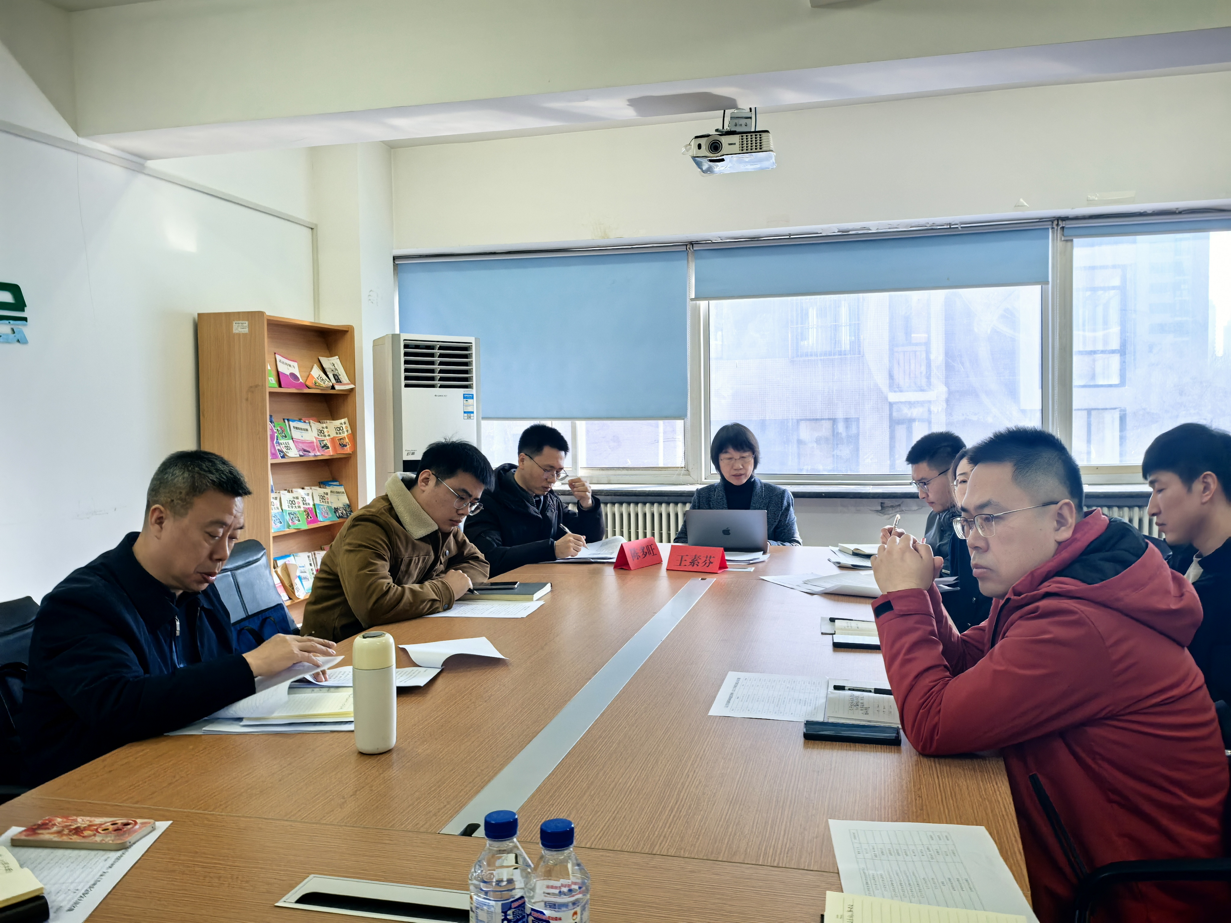 图为分组座谈