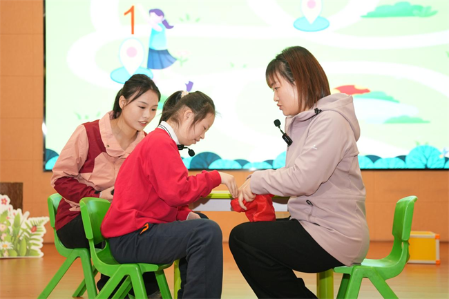 图为学龄期智障儿童医康教融合课程展示现场