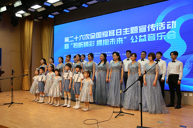 图为第一中心医院医护人员与小海豚合唱团共同出演
