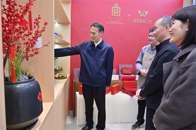 图为考察组实地调研湖南省残疾人就业创业友好示范店