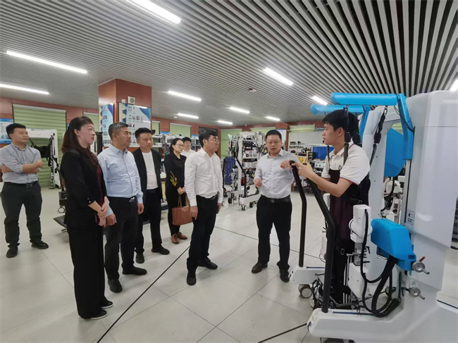 图为调研组在广西科技大学了解人工智能与科技助残的研发成果