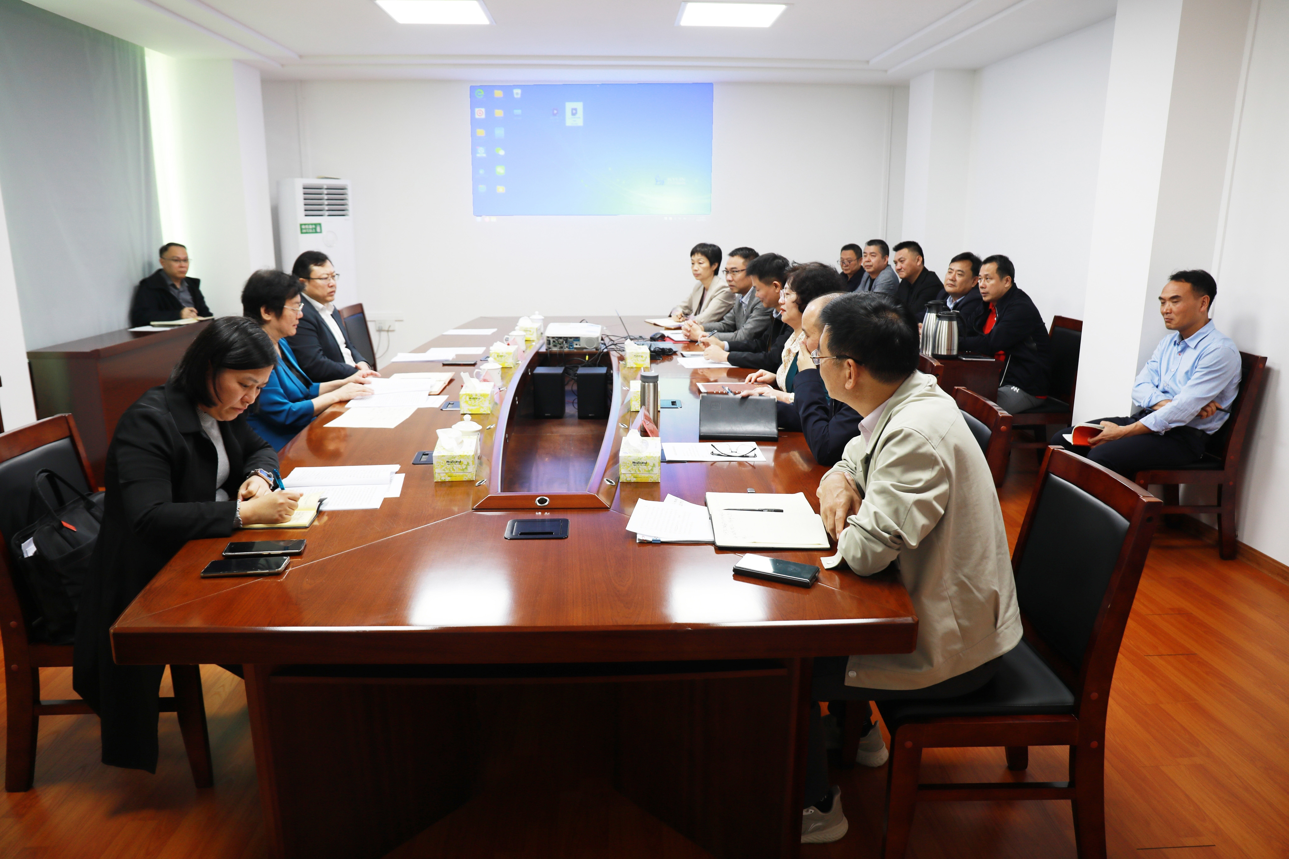 图为座谈会现场图片