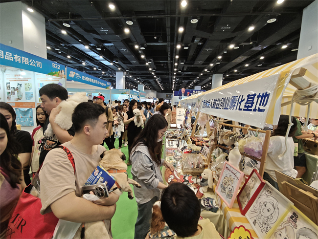 图为广西残疾人就业创业孵化基地展位