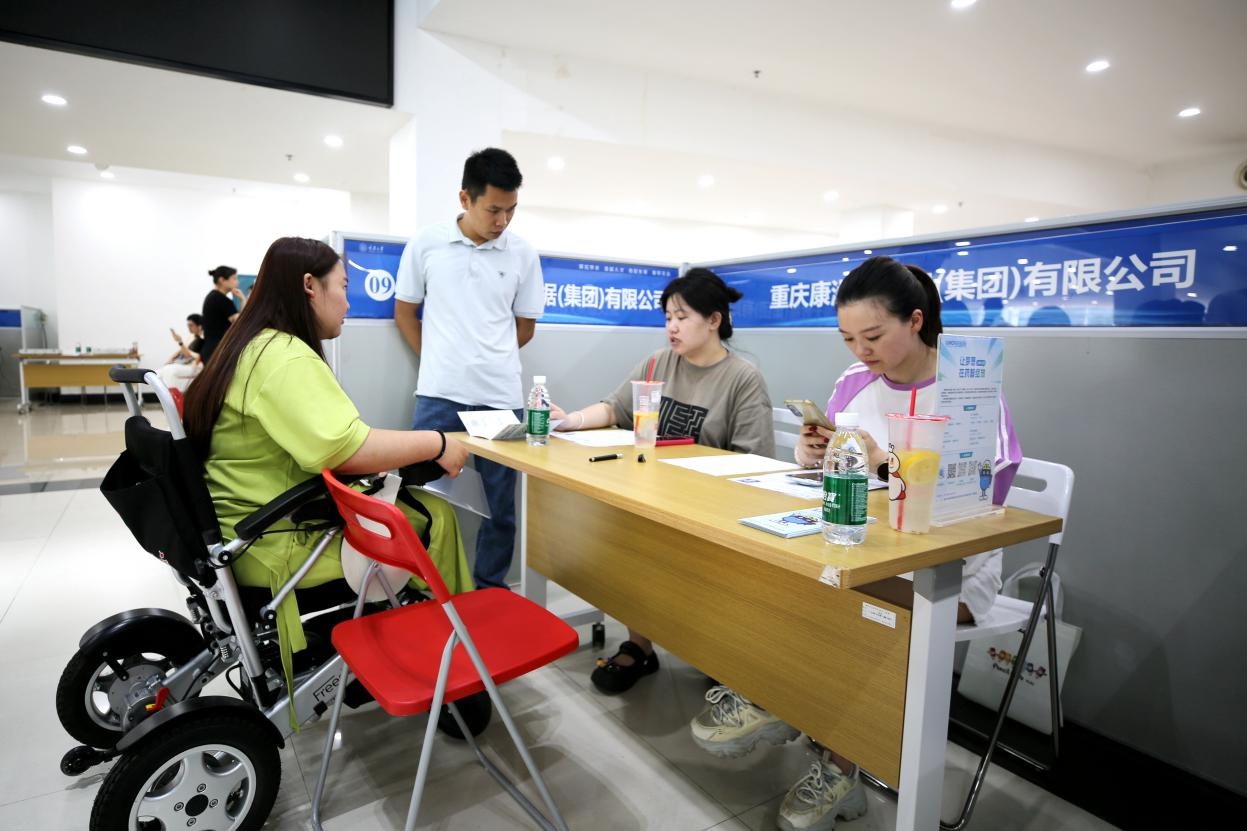 图为招聘会现场