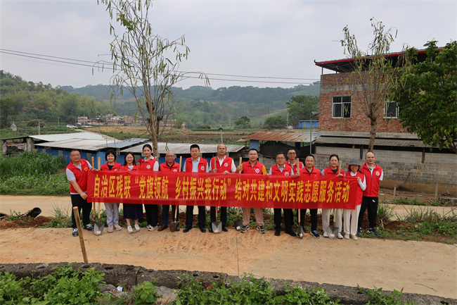 图为自治区残联党员开展植树志愿服务活动