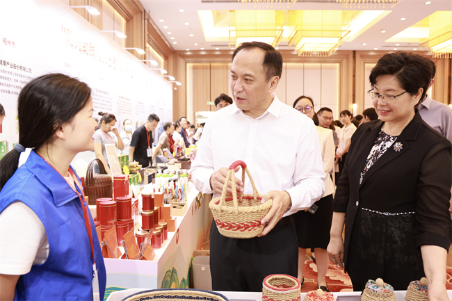 图为许显辉副主席与助残就业企业负责人亲切交流