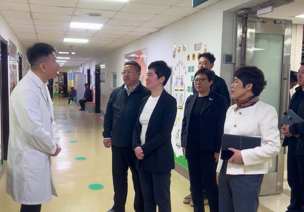 图为高梁督导检查安全生产工作现场