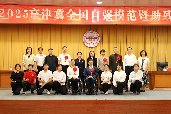 图为与会领导与宣讲报告人员合影