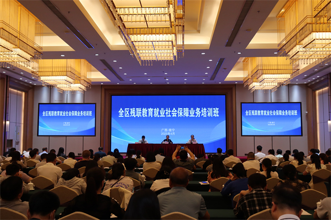 图为开班仪式现场