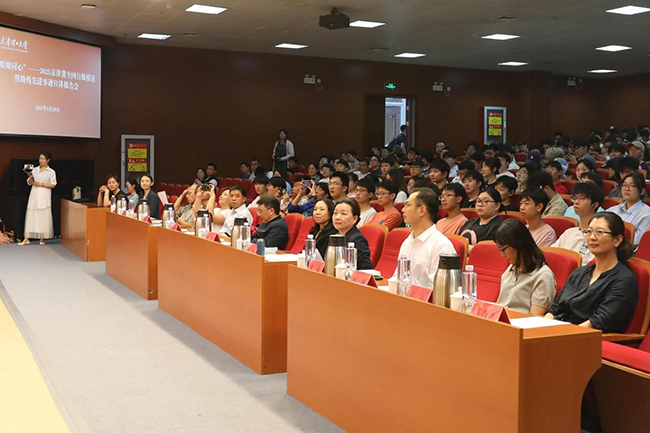 图为观众认真聆听宣讲