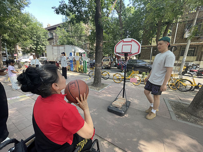 图为残疾人参加活动现场