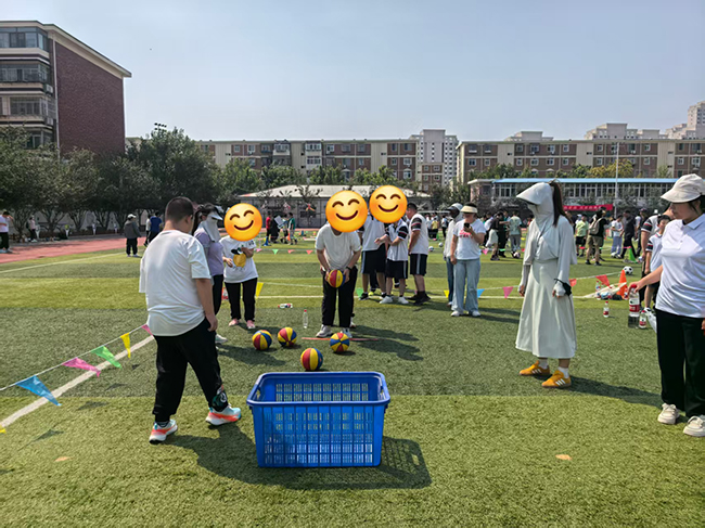 图为参加趣味活动