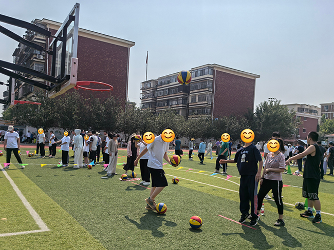 图为参加趣味活动