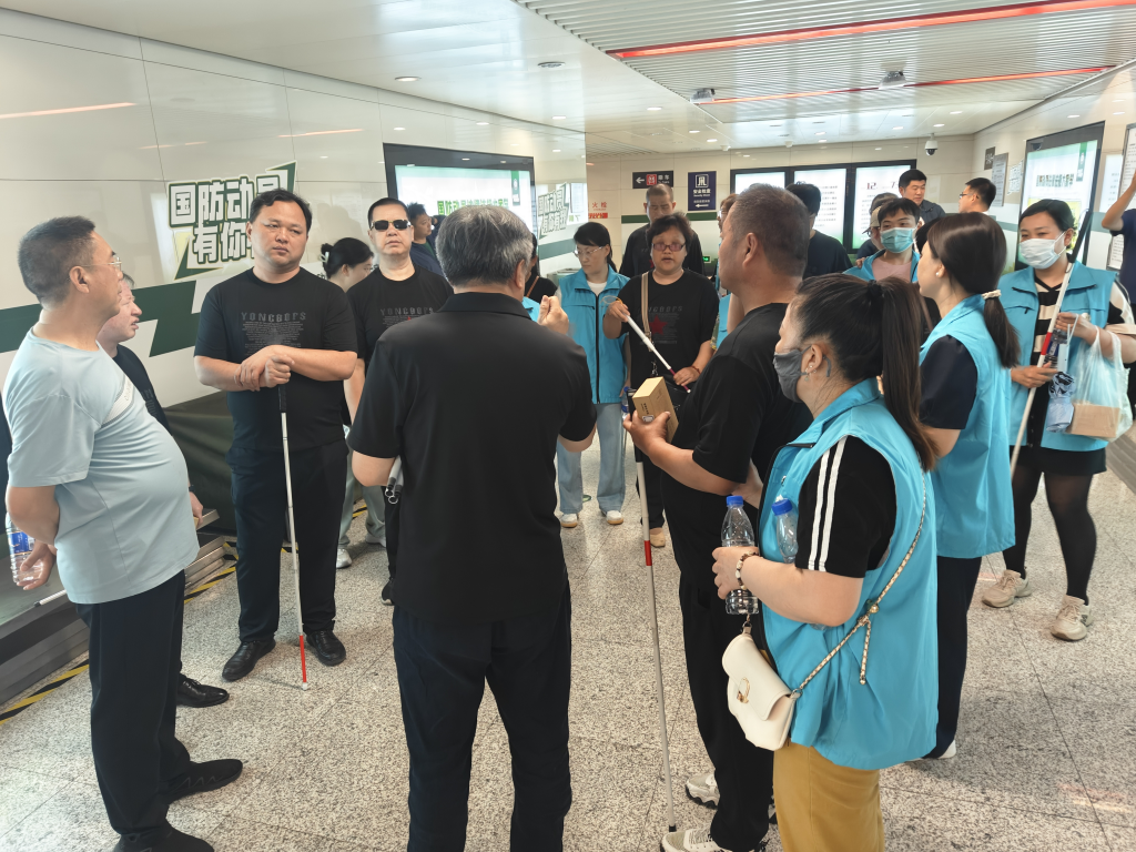 图为盲人乘坐地铁