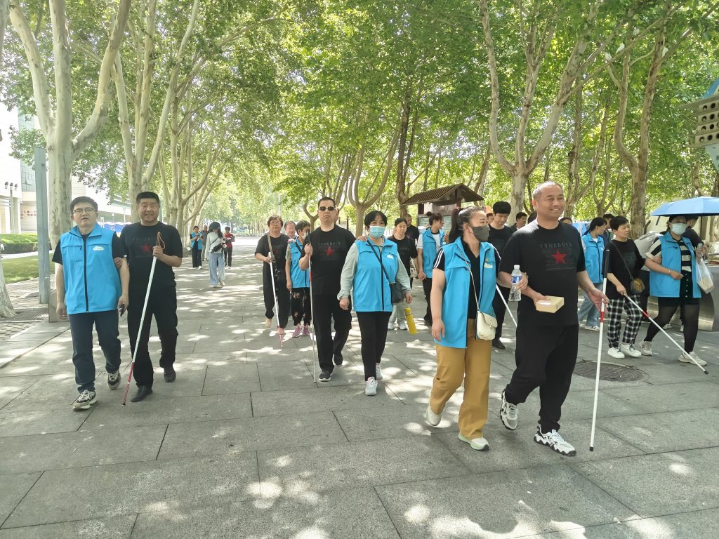 图为盲人定向行走体验