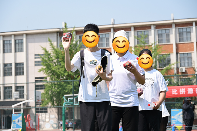 图为参加趣味活动