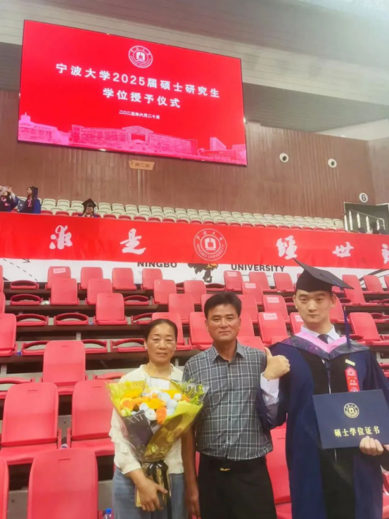 图为尹龙和父母