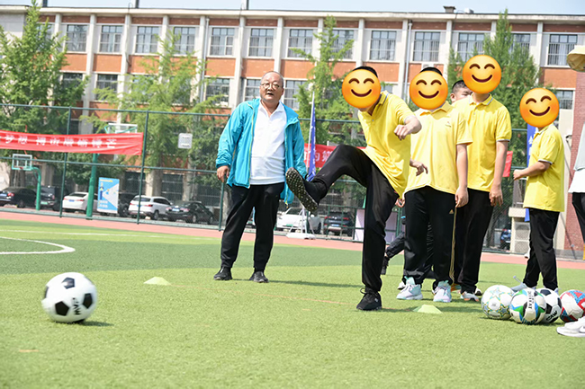 图为参加趣味活动