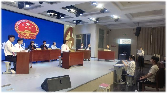 图为模拟法庭活动现场