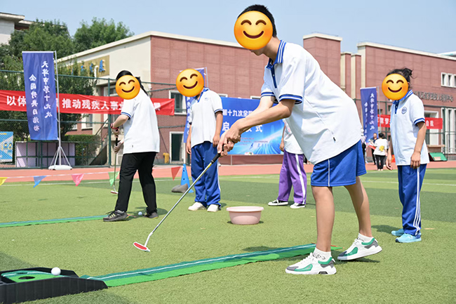 图为参加趣味活动