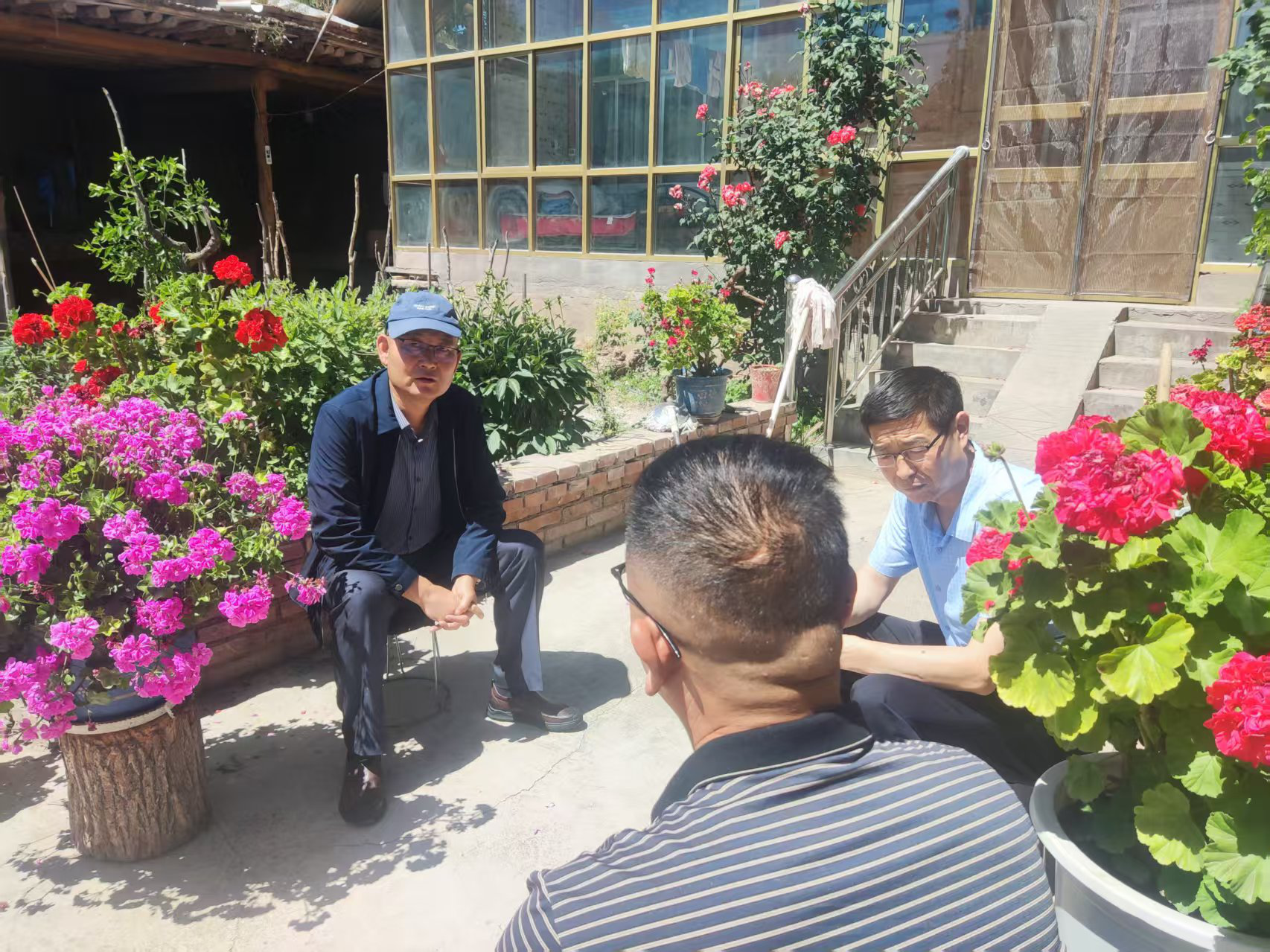 图为乔万玛才仁入户与脱贫户促膝交谈