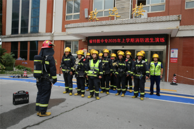 图为消防救援人员演练集合