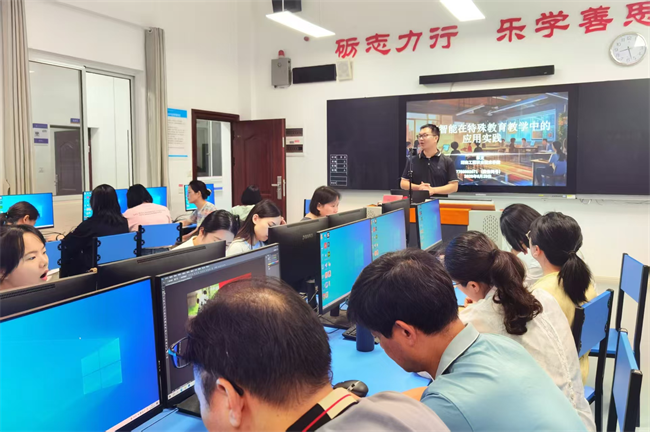 图为教职工业务能力培训现场