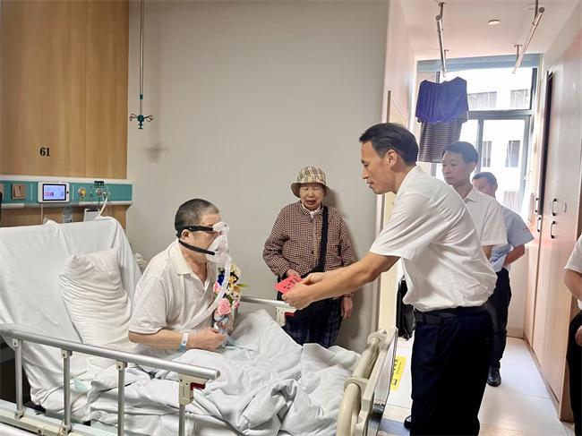 图为尹华凯看望困难党员贺务林