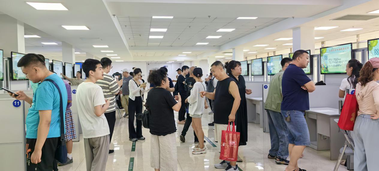 图为招聘会现场