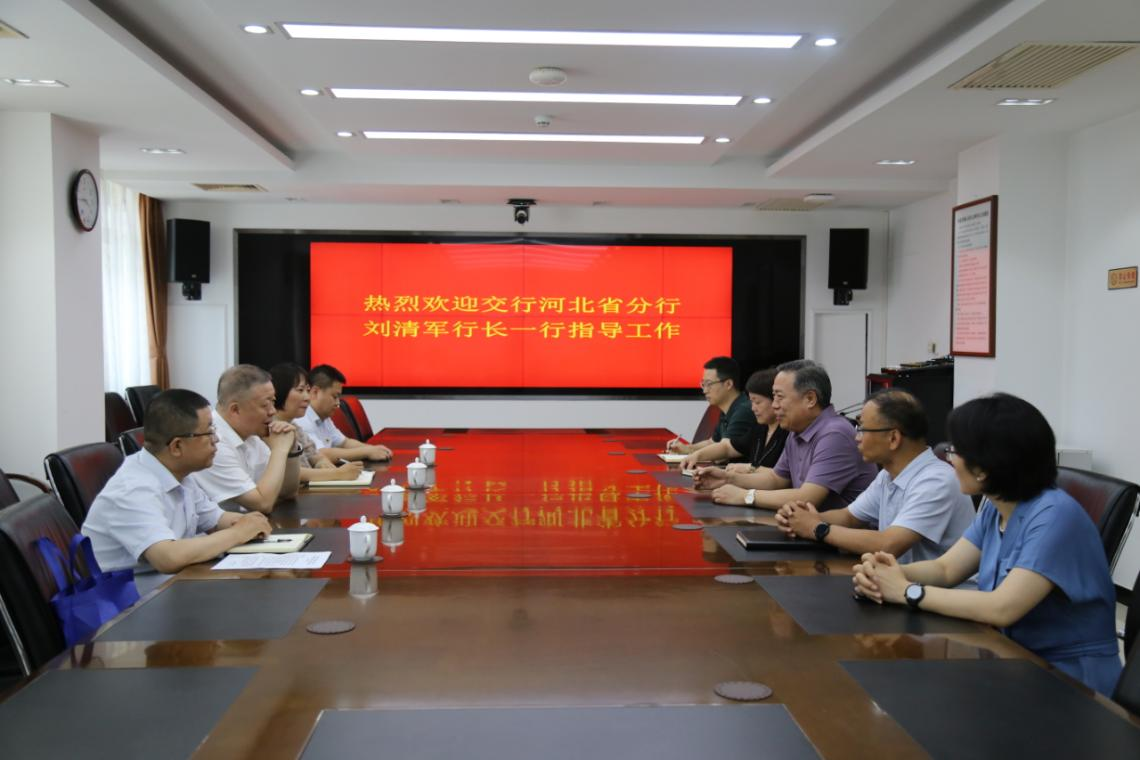 图为座谈交流现场