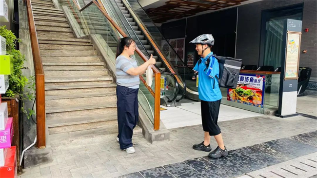 图为李向阳正在送外卖