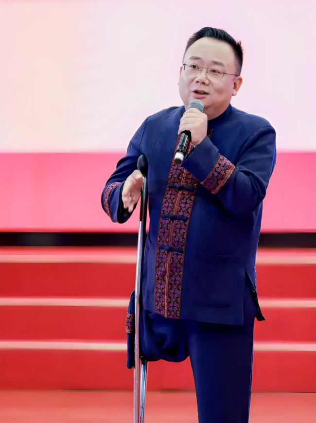 图为杨育