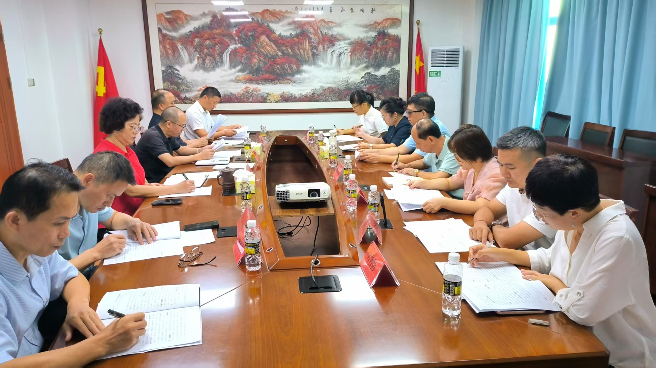 图片为会议现场图片