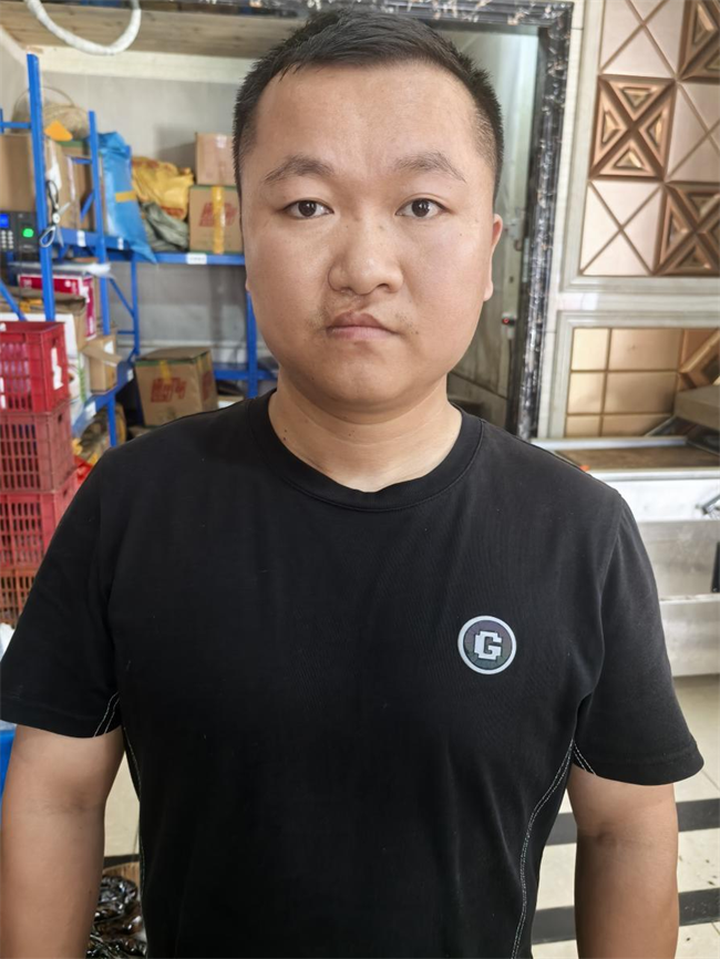 图为龙池石