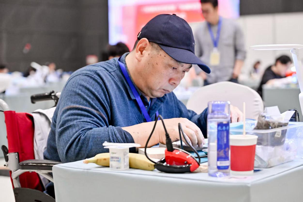 图为获得点翠工艺饰品设计第三名的选手高晓东参赛现场