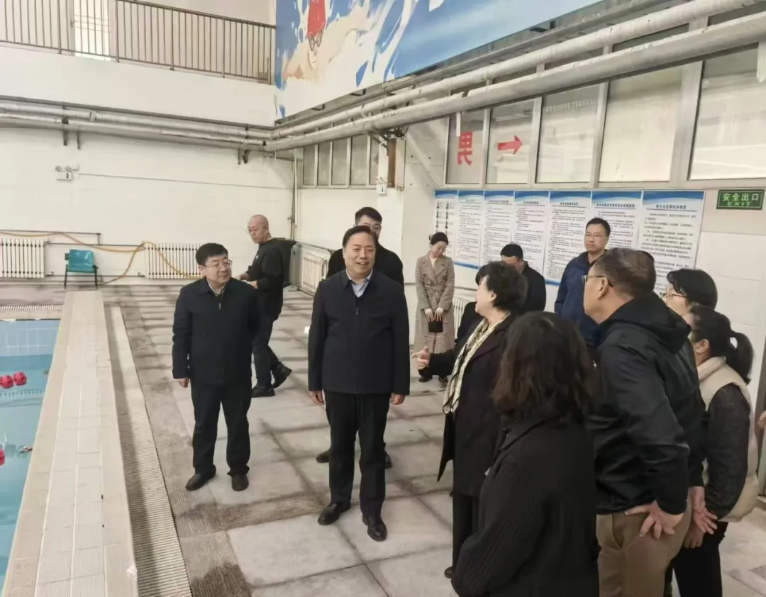 图为史建伟理事长一行调研唐山市游泳馆