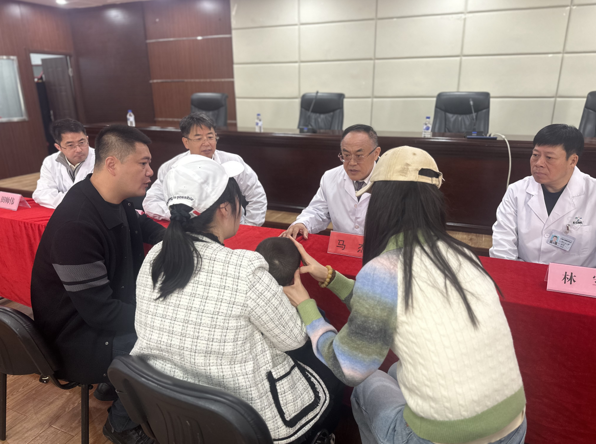 图为马杰教授及专家团队开展公益义诊活动现场