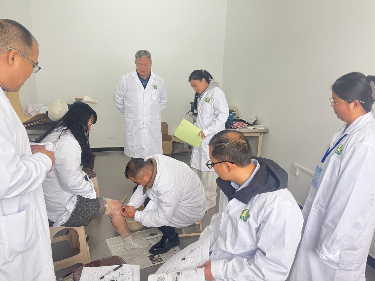 图为学员实操练习假肢取型