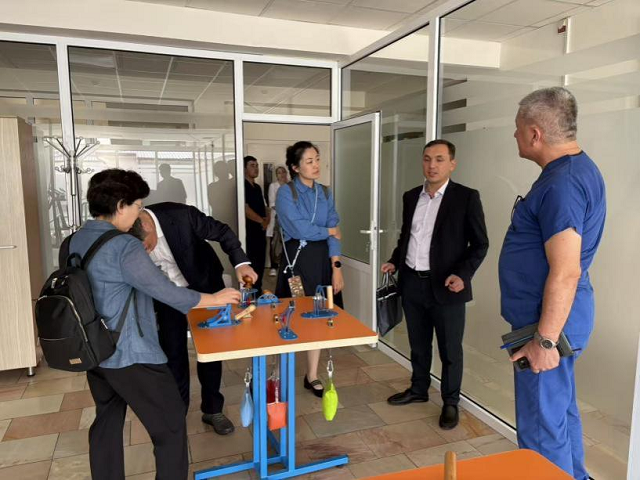 图为参访当地辅助器具服务机构