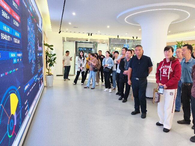 图为参训人员参观湖南省残疾人辅助器具服务之家