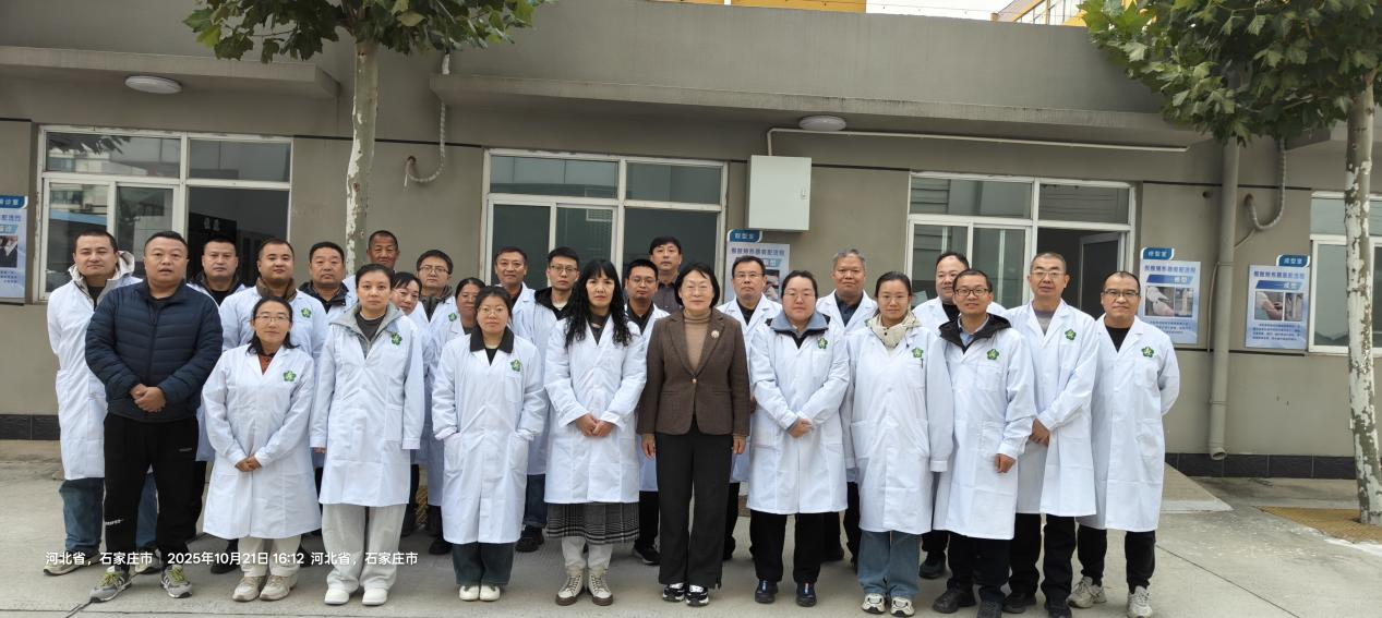 图为全体培训人员合影