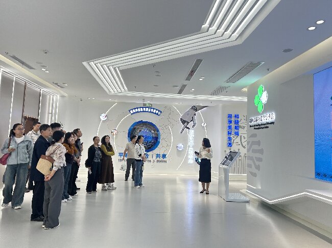 图为参训人员参观湖南科技助残展示体验中心