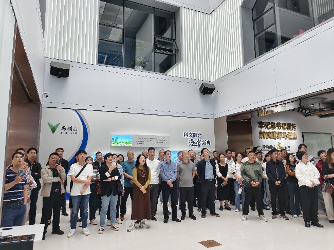 图为参训人员参观马栏山视频文创园