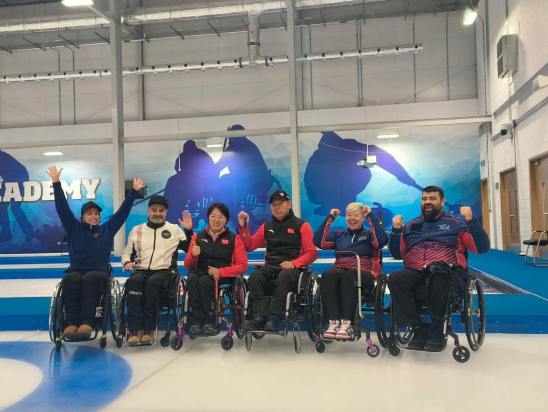 图为中国队在混合双人项目获得金牌