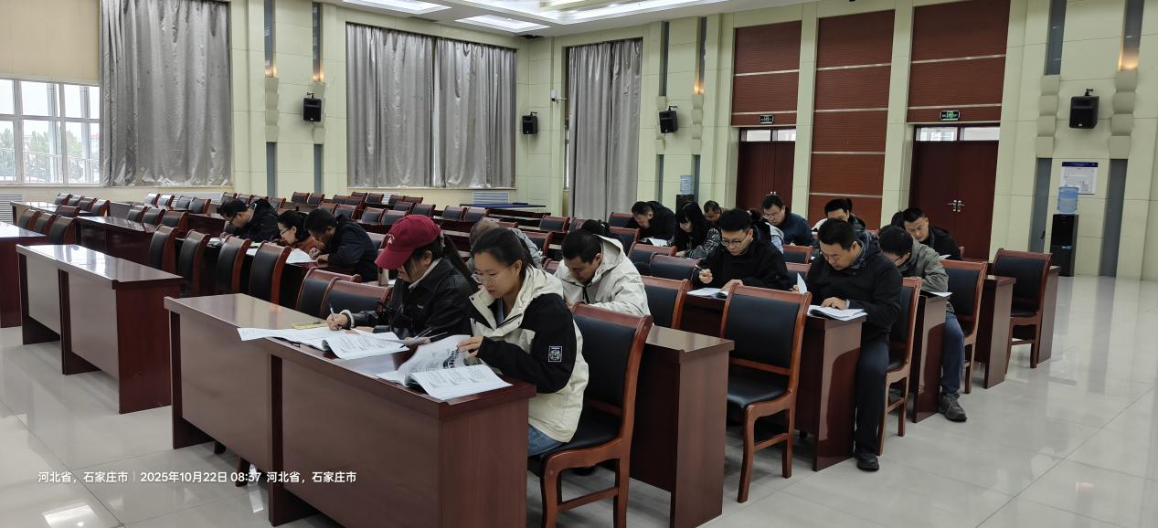 图为学员理论学习