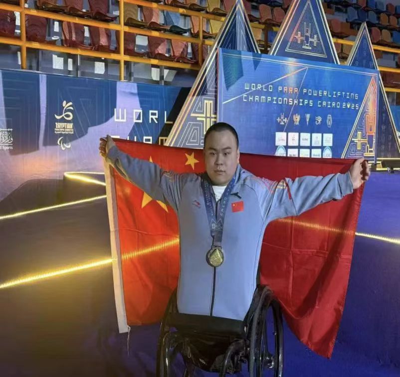 图为周世伟获得金牌