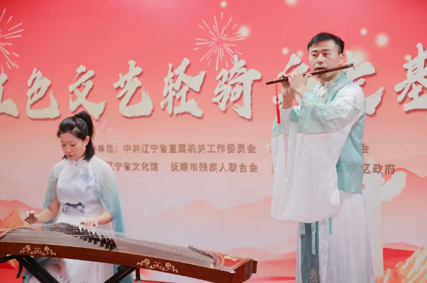 图为红色文艺轻骑兵演奏现场