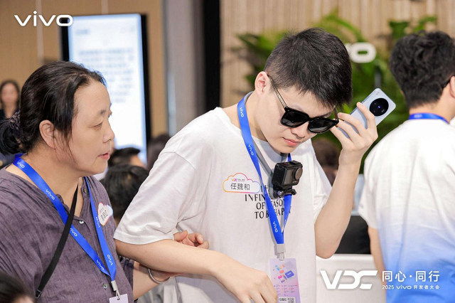 图为与会嘉宾现场使用vivo手机无障碍功能