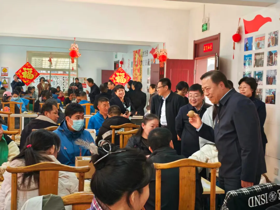 图为史建伟理事长一行调研残疾人综合服务基地